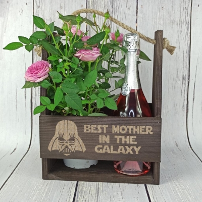 Brązowe nosidło na kwiaty z grawerem na Dzień Mamy Best mother in the galaxy